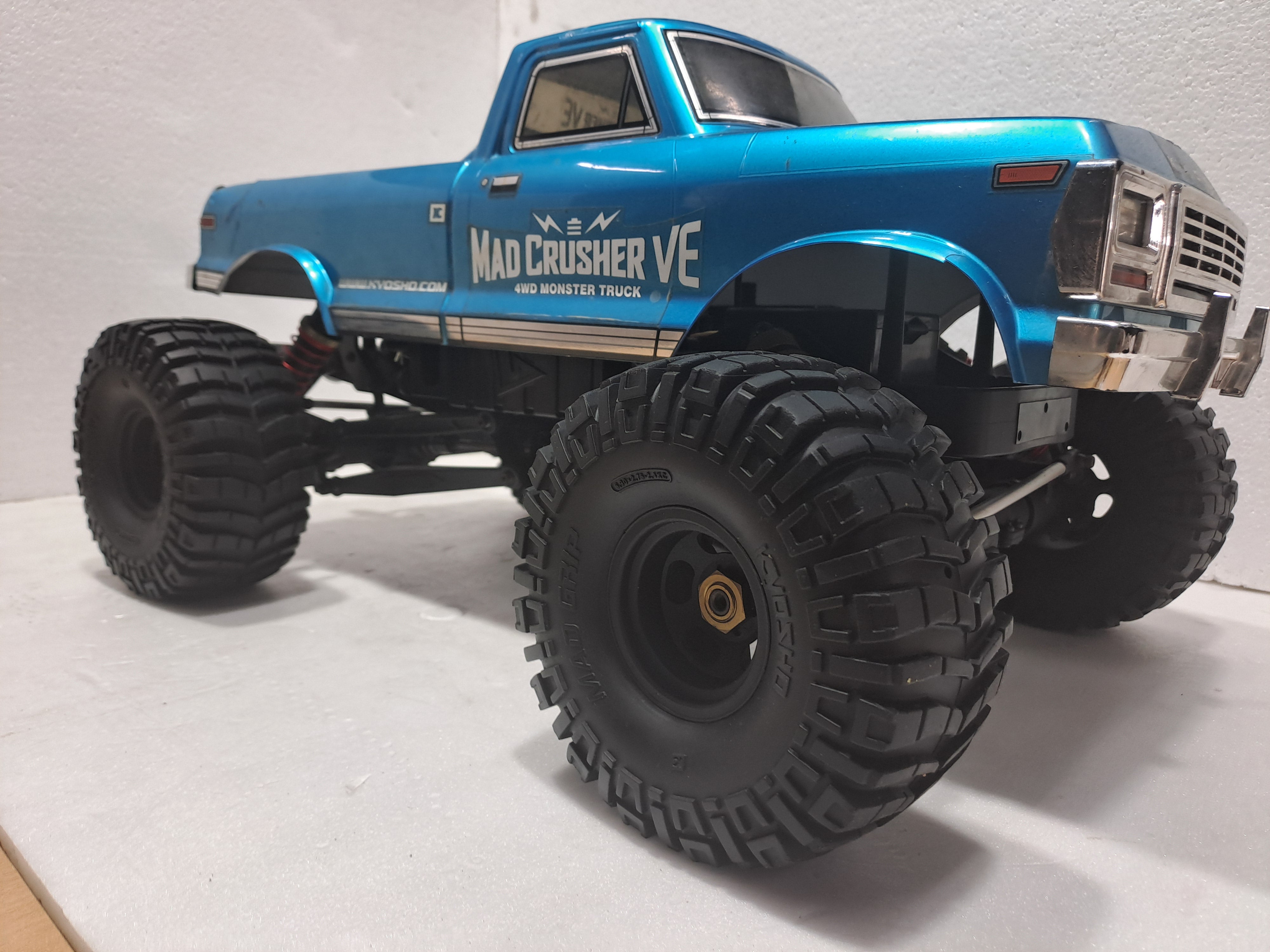 KYOSHO MAD CRUSHER MONSTER TRUCK 1/8 SCALE BLUE QUALITY PRE OWNED