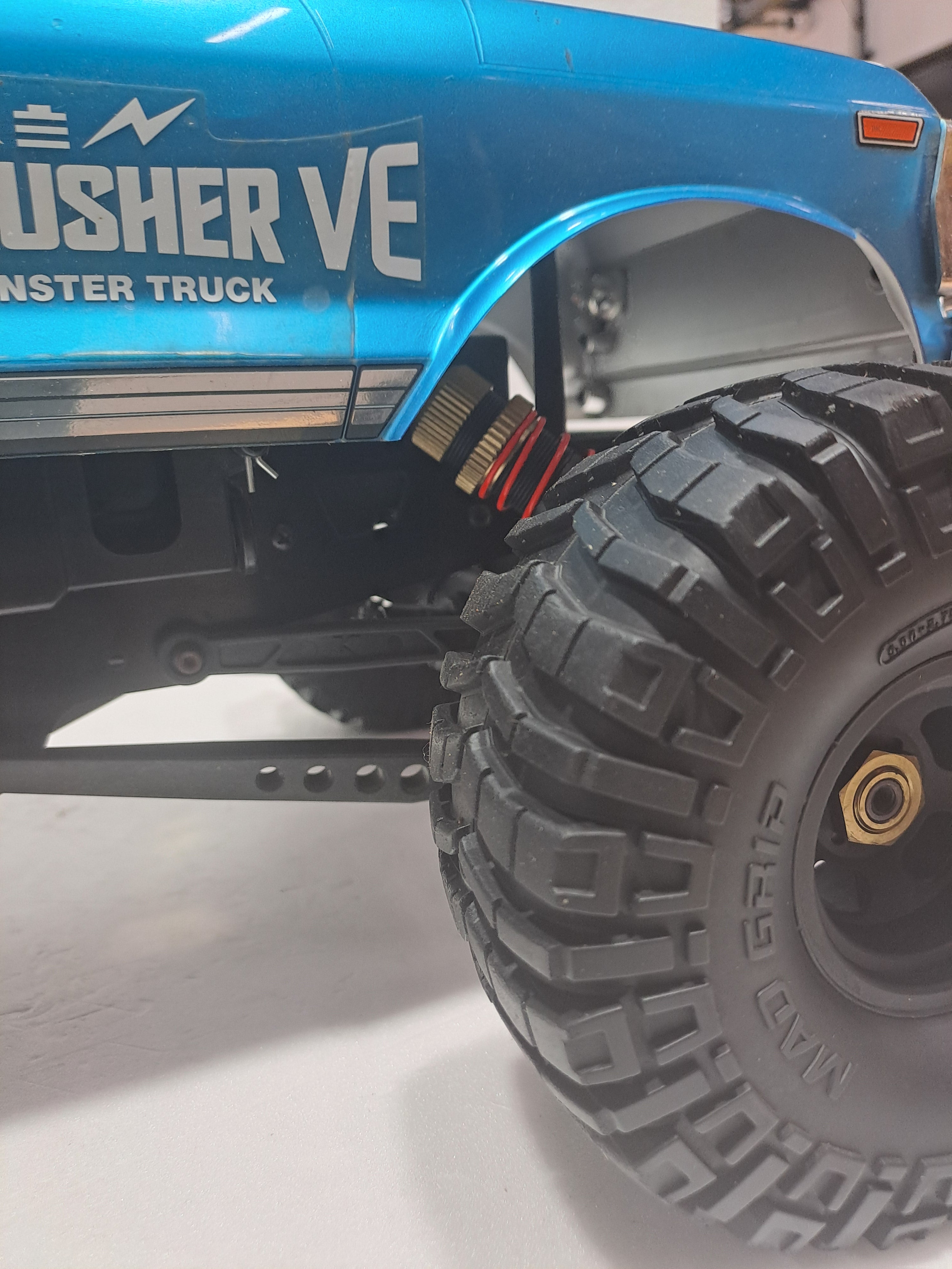 KYOSHO MAD CRUSHER MONSTER TRUCK 1/8 SCALE BLUE QUALITY PRE OWNED