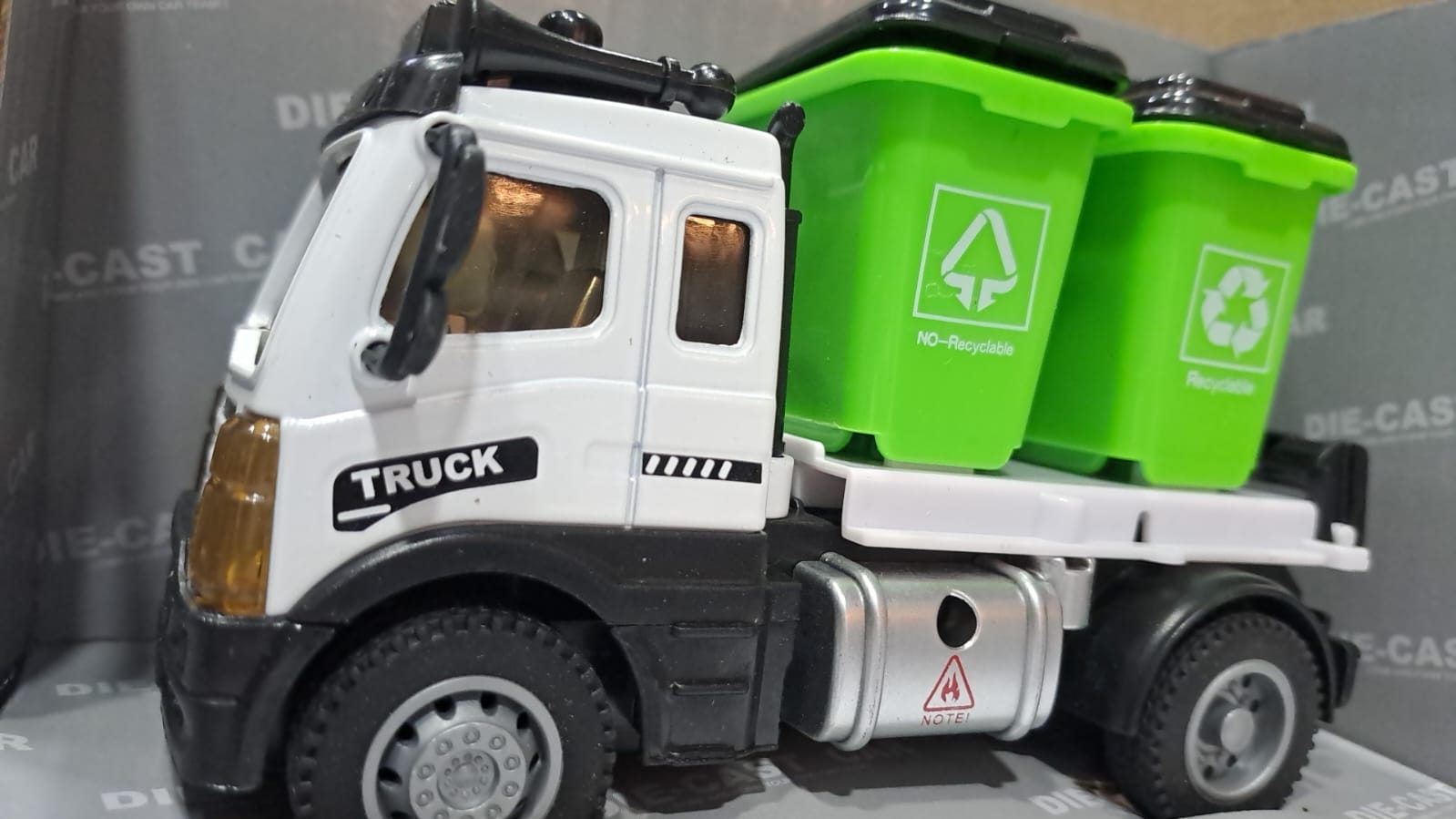 DIE CAST 1:64 RC PULL BACK RECYCLEBIN TRUCK 6461